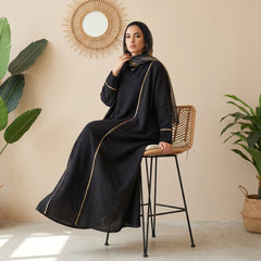 Model wearing Linen Guipure Abaya with Gold Trim | عارضة ترتدي عباية كتان وجوبير بحواف ذهبية – view 7 | لقطة 7