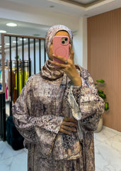 Satin Prayer Isdal with Attached Scarf – Vintage Mosaic Print | Free Size 55–120 kg