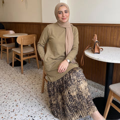 Model wearing Milton Tunic Dress with Satin Pleats | عارضة ترتدي فستان تونيك ميلتون بكسرات ساتان – view 7 | لقطة 7