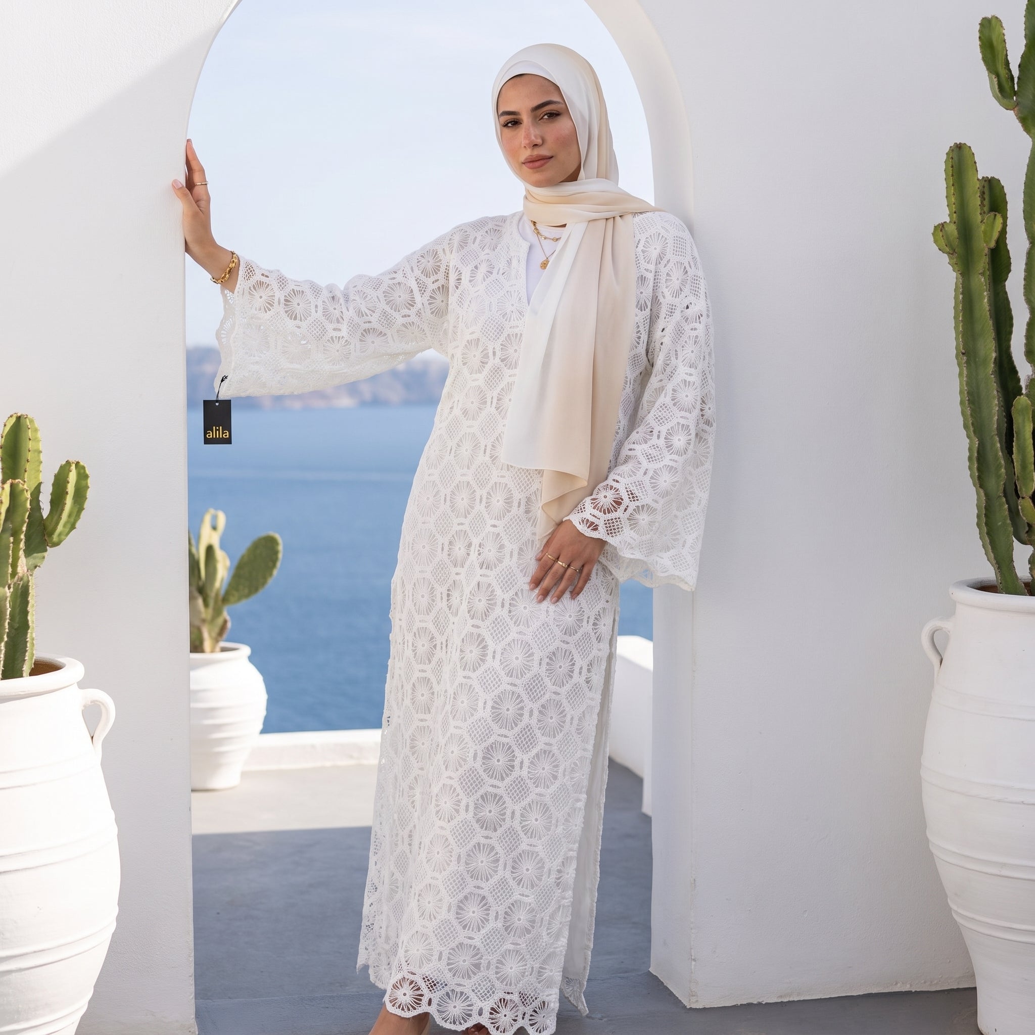 Model wearing Premium Crochet Lace Tunic | عارضة ترتدي تونيك كروشيه دانتيل فاخر – view 4 | لقطة 4