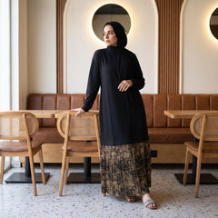 Model wearing Milton Tunic Dress with Satin Pleats | عارضة ترتدي فستان تونيك ميلتون بكسرات ساتان – view 6 | لقطة 6