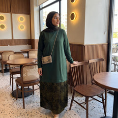Model wearing Milton Tunic Dress with Satin Pleats | عارضة ترتدي فستان تونيك ميلتون بكسرات ساتان – view 4 | لقطة 4