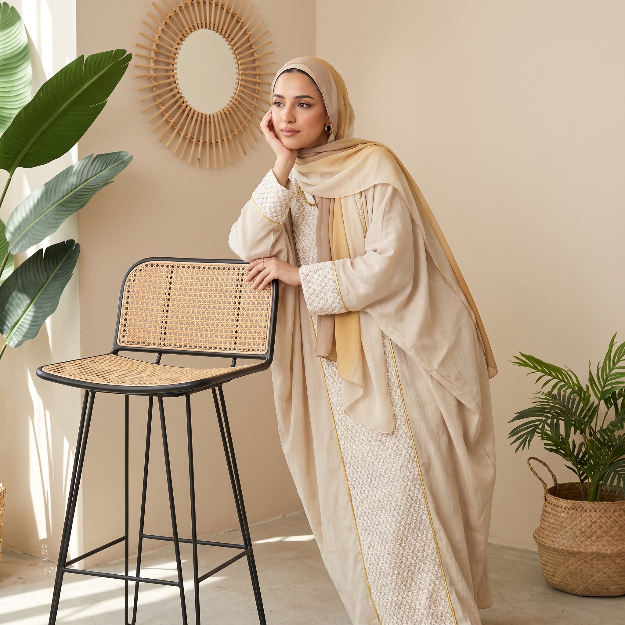 Model wearing Linen Guipure Abaya with Gold Trim | عارضة ترتدي عباية كتان وجوبير بحواف ذهبية – view 10 | لقطة 10