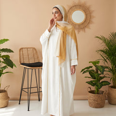 Model wearing Linen Guipure Abaya with Gold Trim | عارضة ترتدي عباية كتان وجوبير بحواف ذهبية – view 3 | لقطة 3