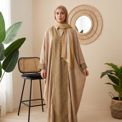 Model wearing Linen Guipure Abaya with Gold Trim | عارضة ترتدي عباية كتان وجوبير بحواف ذهبية – view 5 | لقطة 5