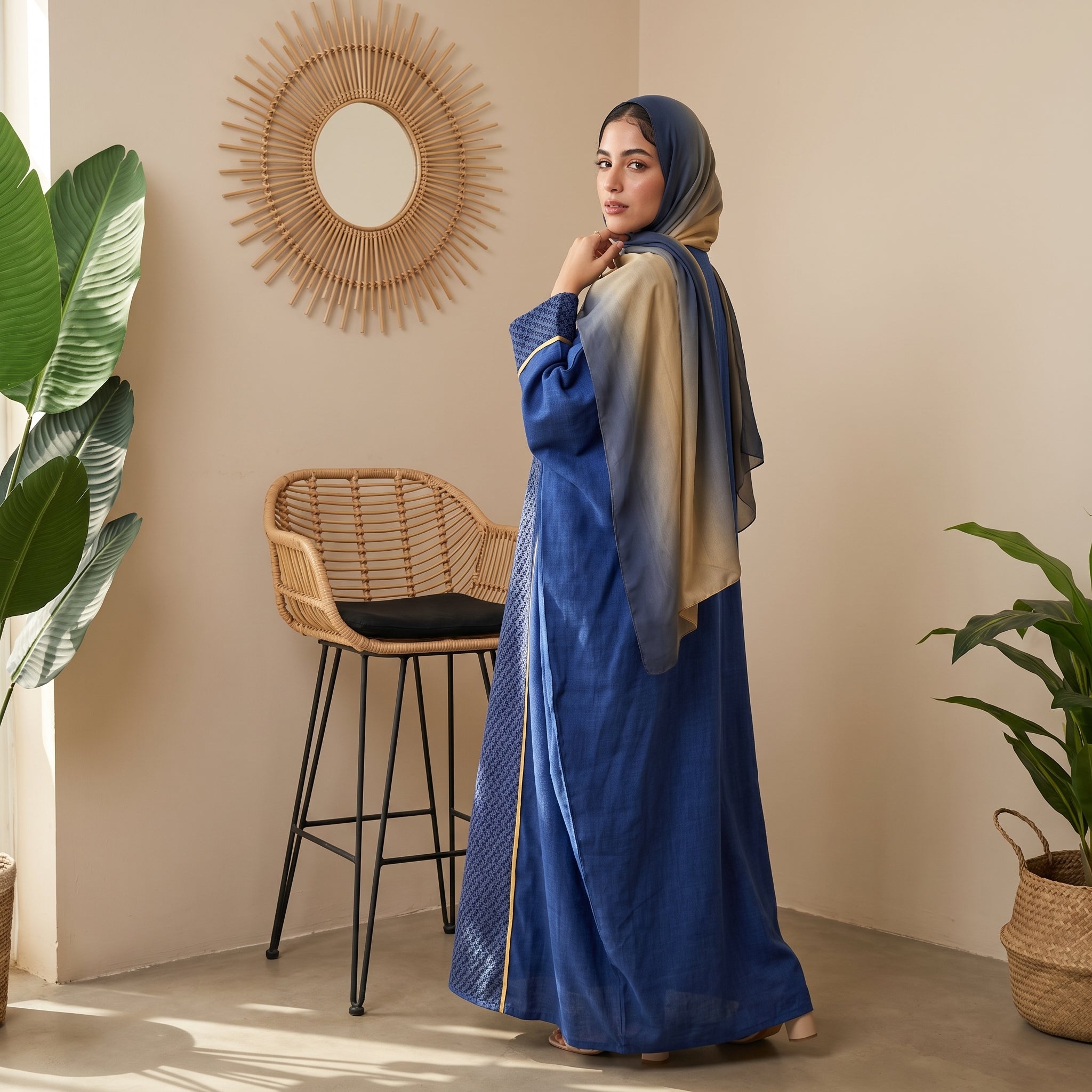 Model wearing Linen Guipure Abaya with Gold Trim | عارضة ترتدي عباية كتان وجوبير بحواف ذهبية – view 8 | لقطة 8