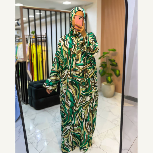 إسدال ستان تموجات خضراء بطرحة متصلة | Green Waves Satin Isdal with attached hijab