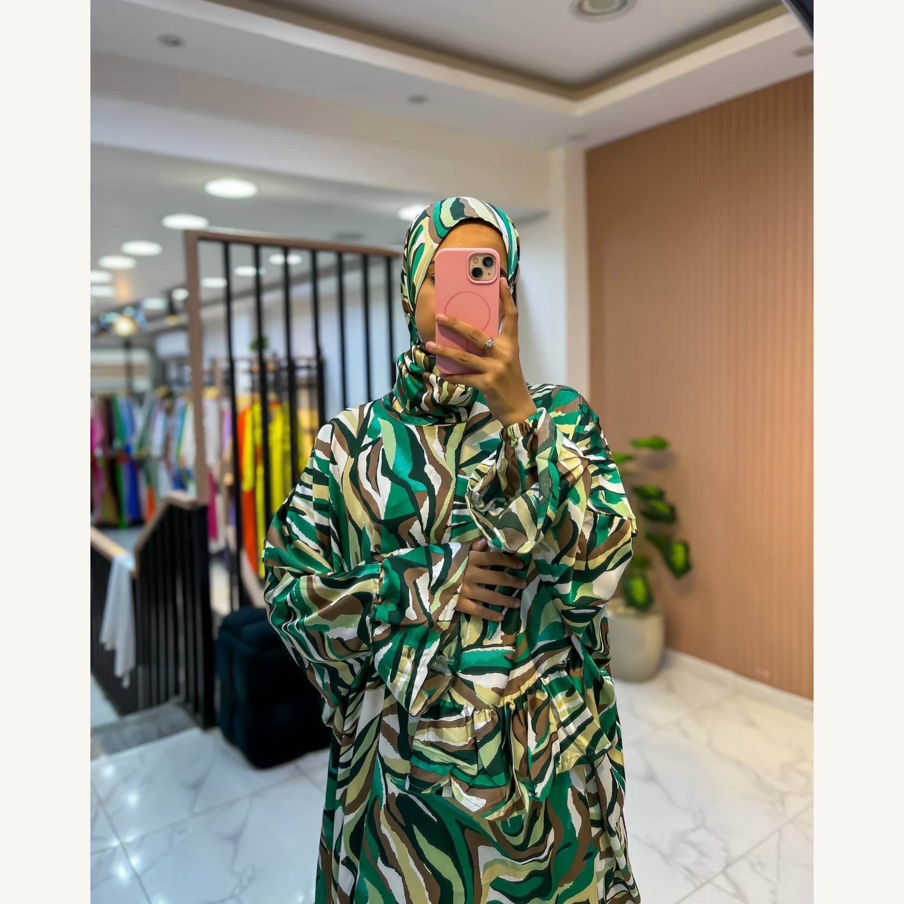 إسدال ستان تموجات خضراء بطرحة متصلة | Green Waves Satin Isdal with attached hijab