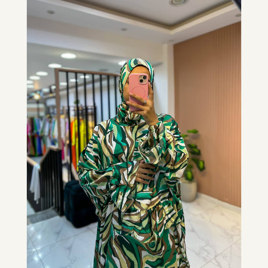 إسدال ستان تموجات خضراء بطرحة متصلة | Green Waves Satin Isdal with attached hijab