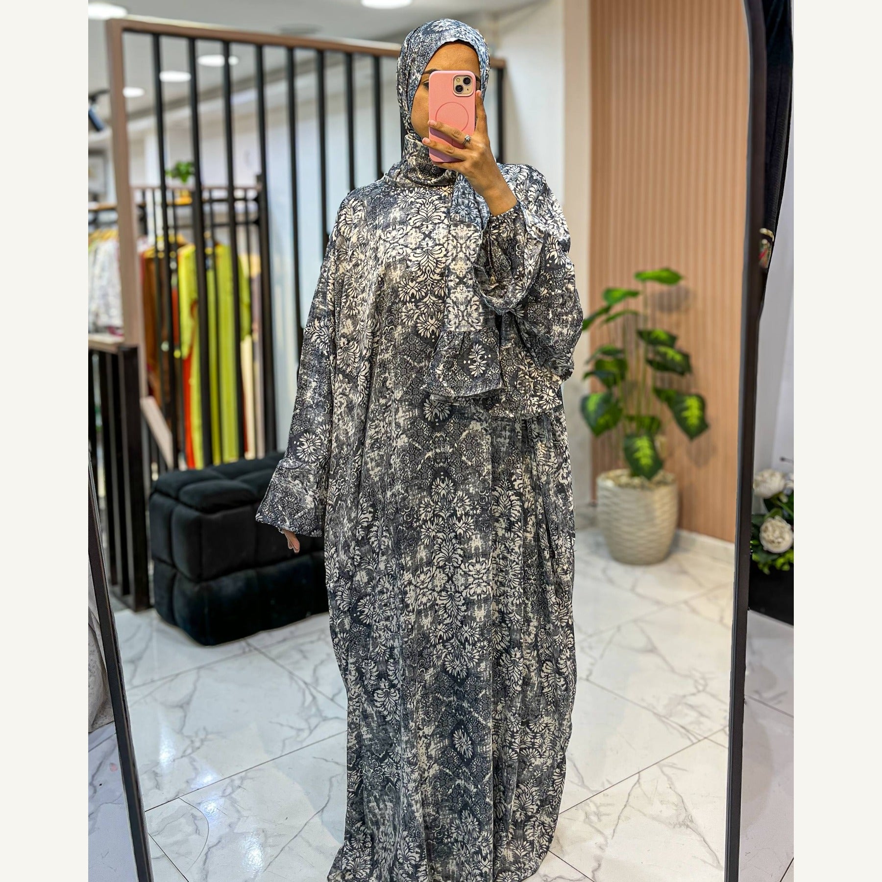 إسدال ستان زخارف أسود وأبيض بطرحة متصلة | Monochrome Ornamental Satin Isdal with attached hijab