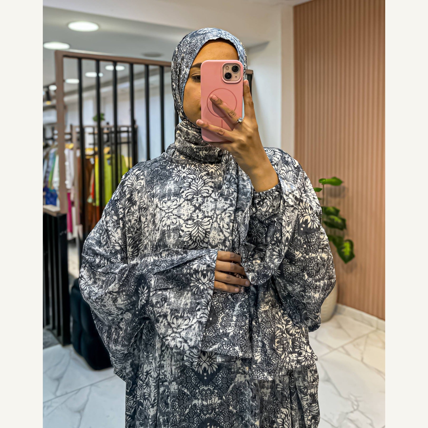 إسدال ستان زخارف أسود وأبيض بطرحة متصلة | Monochrome Ornamental Satin Isdal with attached hijab
