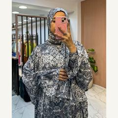 إسدال ستان زخارف أسود وأبيض بطرحة متصلة | Monochrome Ornamental Satin Isdal with attached hijab
