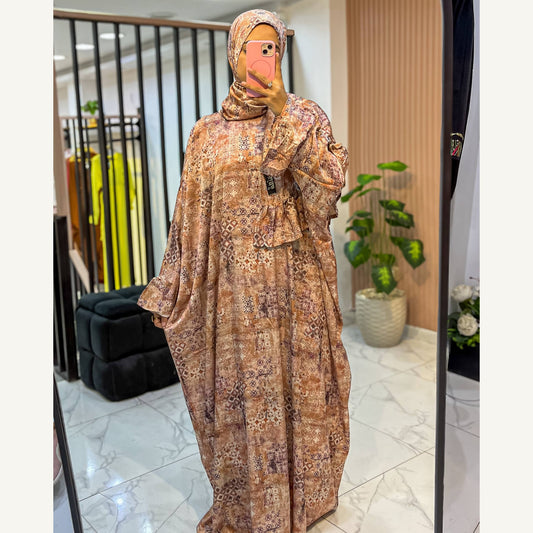 إسدال ستان فسيفساء خوخي بطرحة متصلة | Peach Mosaic Satin Isdal with attached hijab