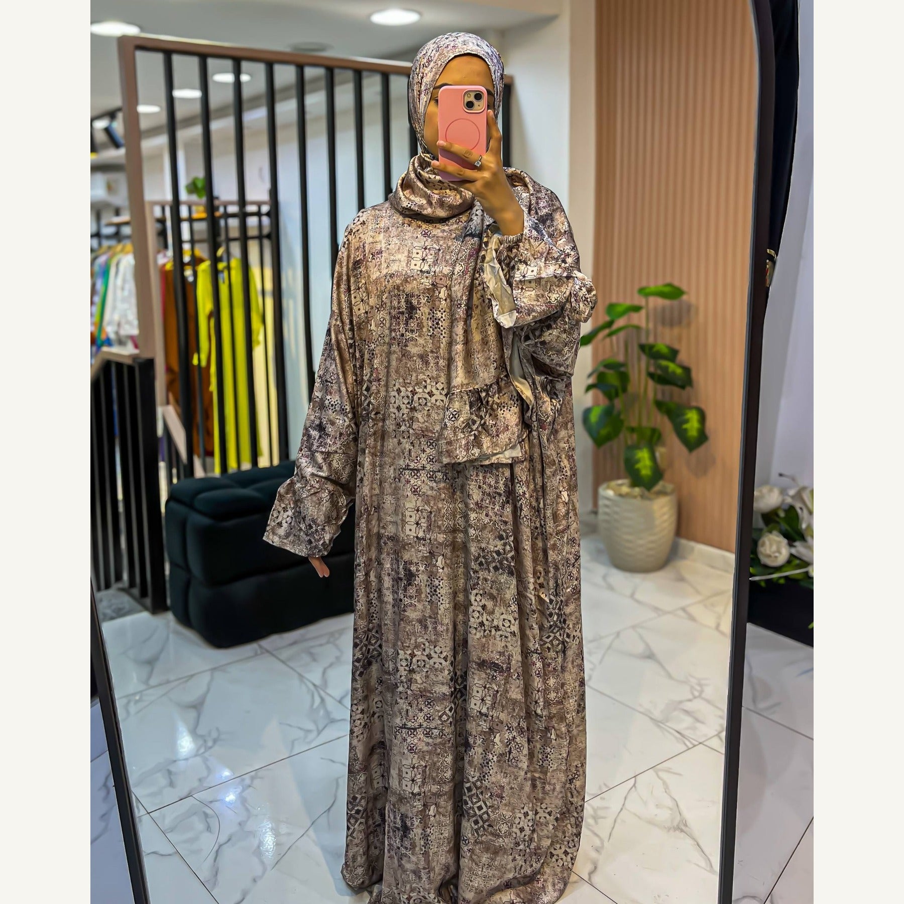 إسدال ستان فسيفساء تاوب بطرحة متصلة | Taupe Mosaic Satin Isdal with attached hijab