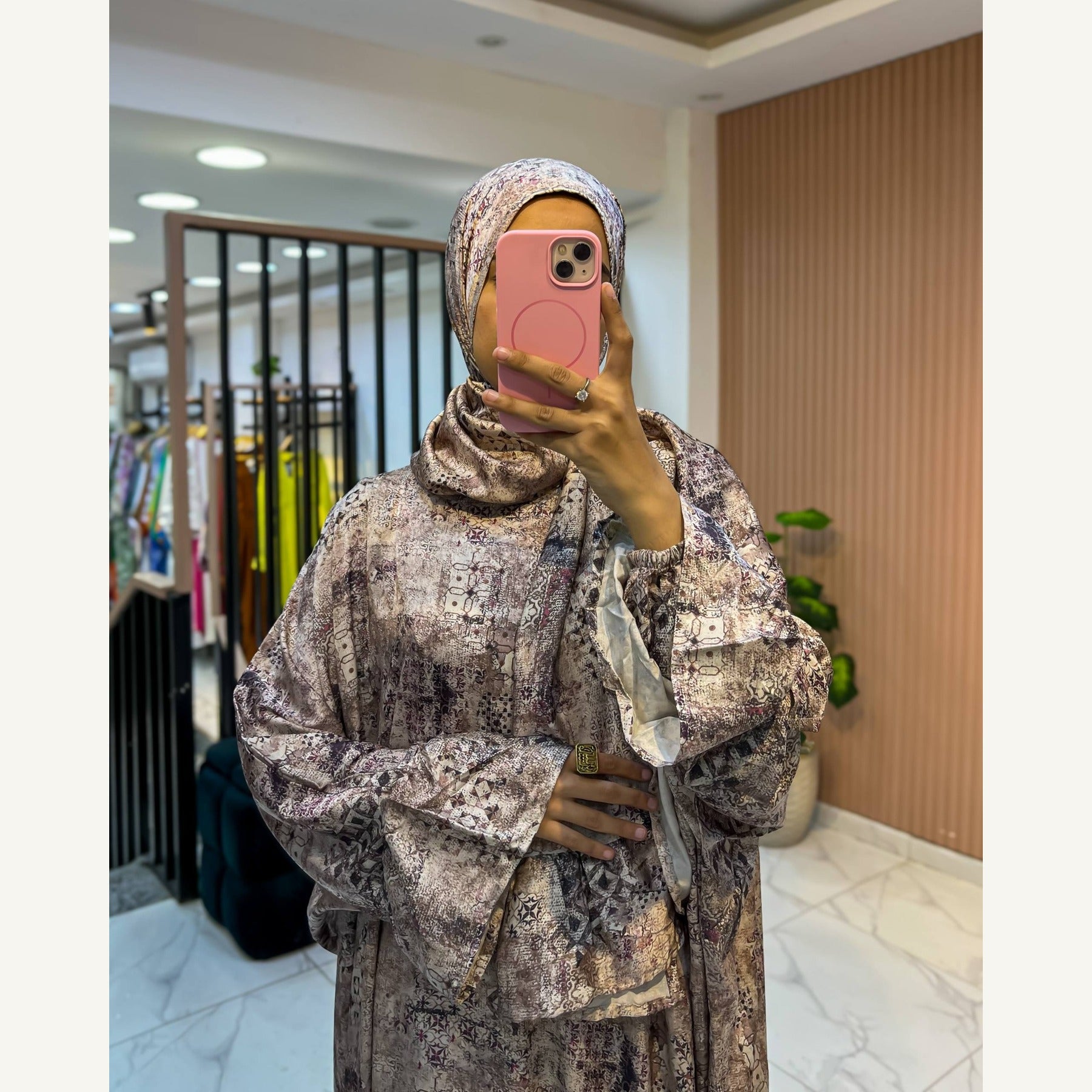 إسدال ستان فسيفساء تاوب بطرحة متصلة | Taupe Mosaic Satin Isdal with attached hijab
