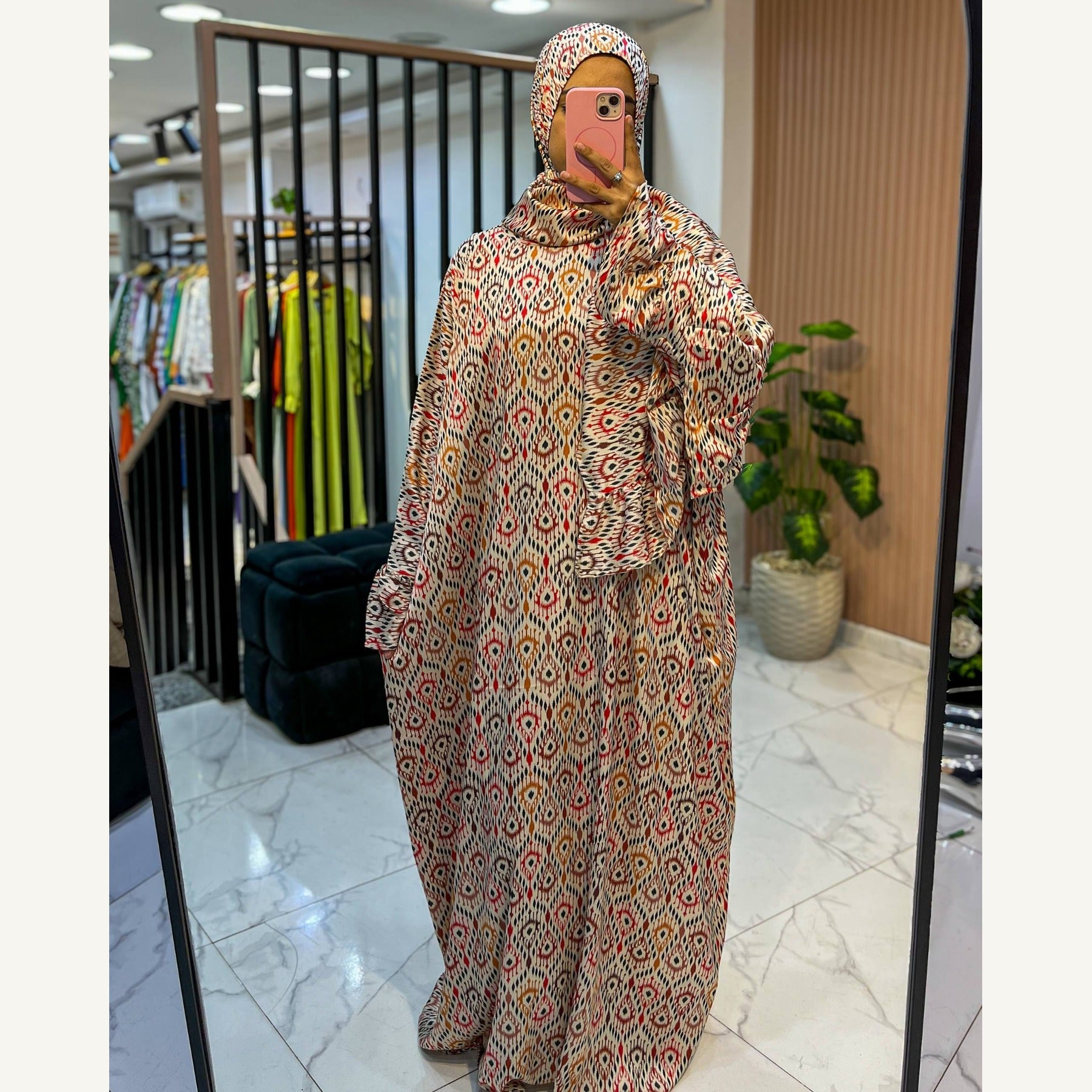 إسدال ستان نقشة هندسية بألوان دافئة بطرحة متصلة | Warm Geometric Satin Isdal with attached hijab