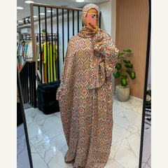 إسدال ستان نقشة هندسية بألوان دافئة بطرحة متصلة | Warm Geometric Satin Isdal with attached hijab