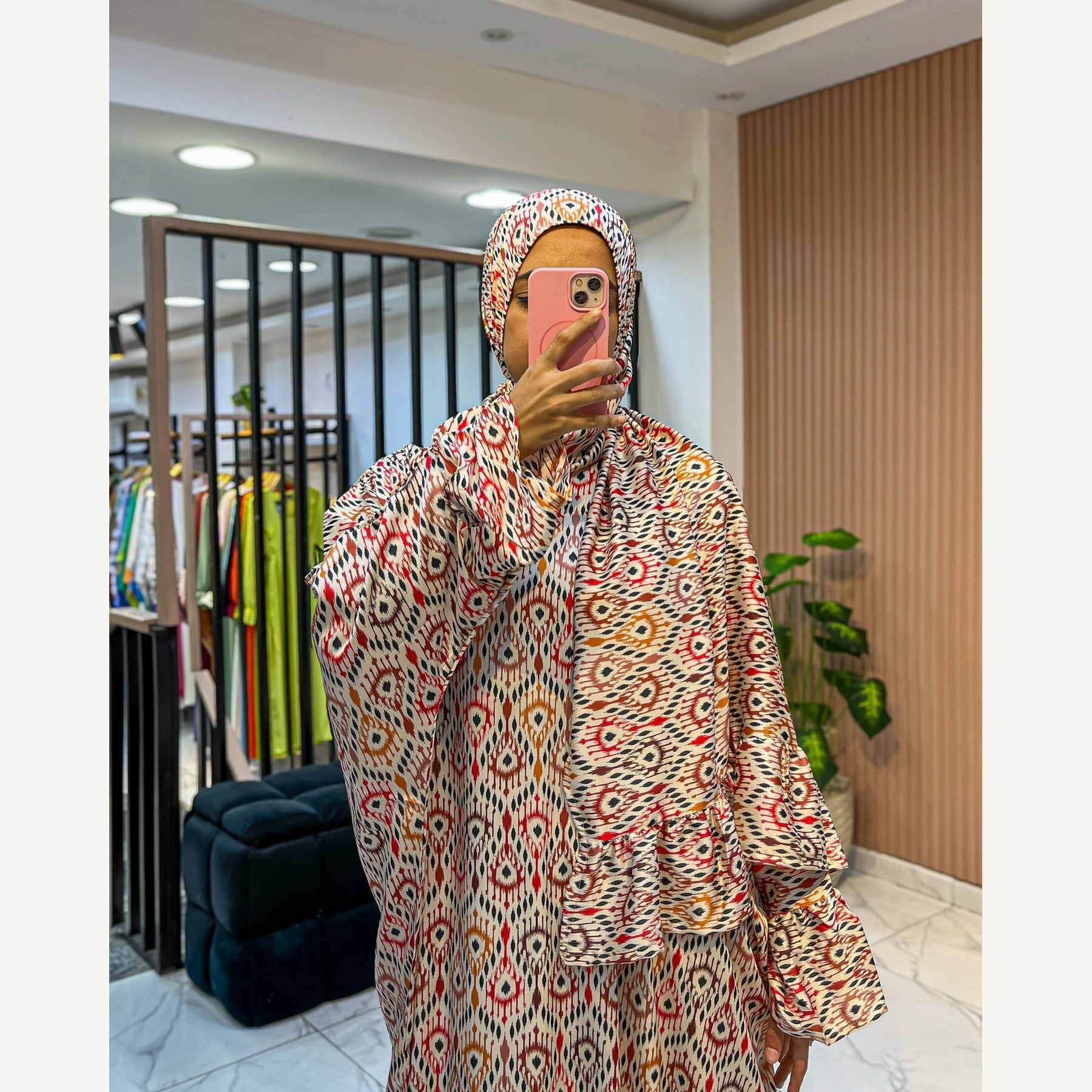 إسدال ستان نقشة هندسية بألوان دافئة بطرحة متصلة | Warm Geometric Satin Isdal with attached hijab
